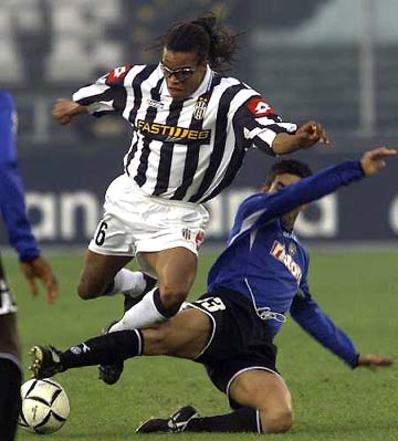 2-1，25岁英格兰国脚一剑封喉，率队2连胜反超切尔西，逼近前三