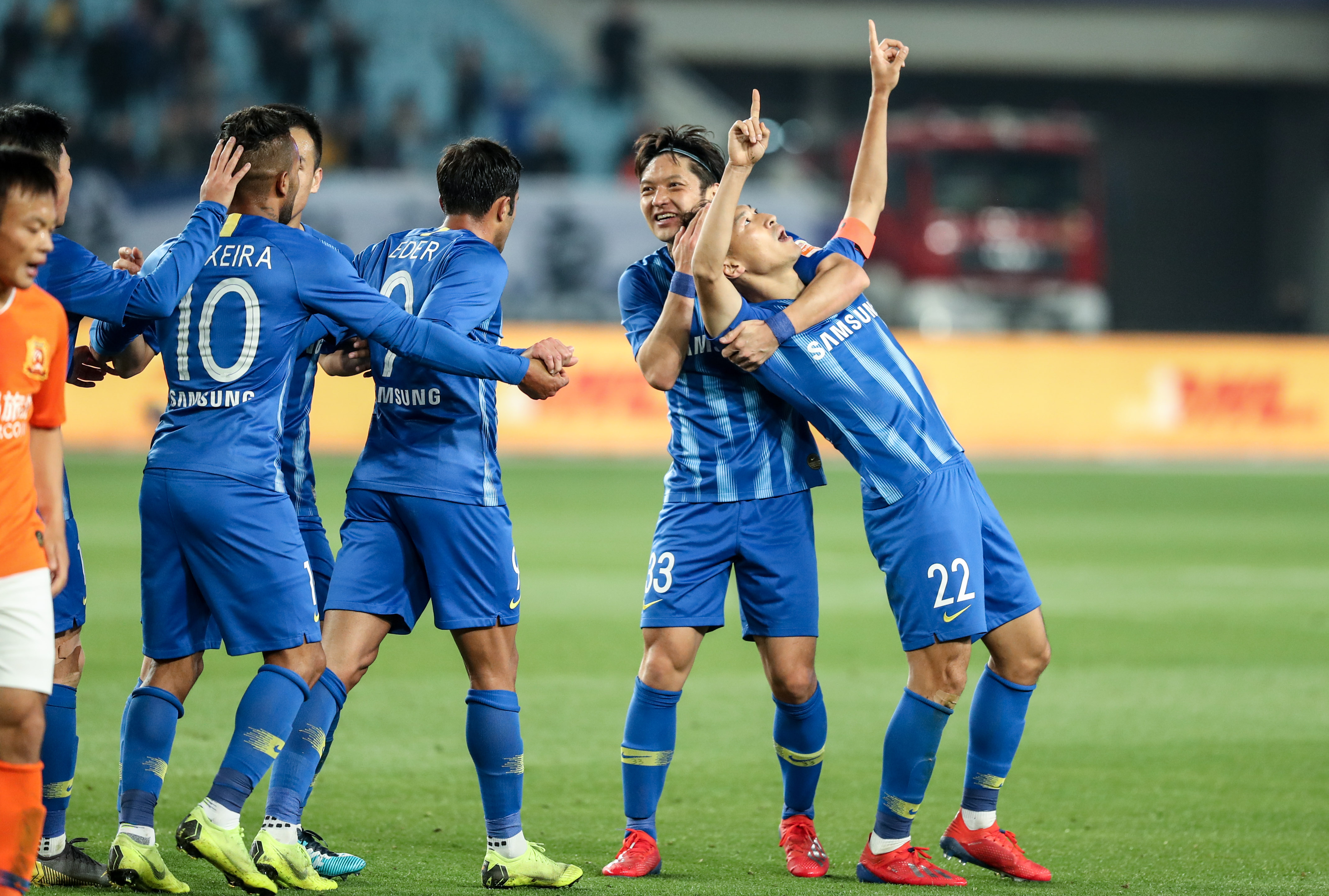 篮球勇士教练组进行临场换人调整收好效果