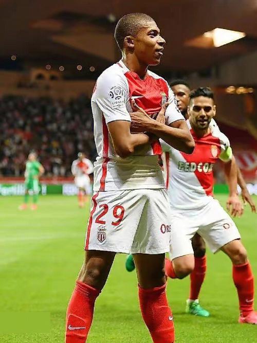 忍不了！球迷刷屏利物浦官方社媒评论区，要求斯洛特下课