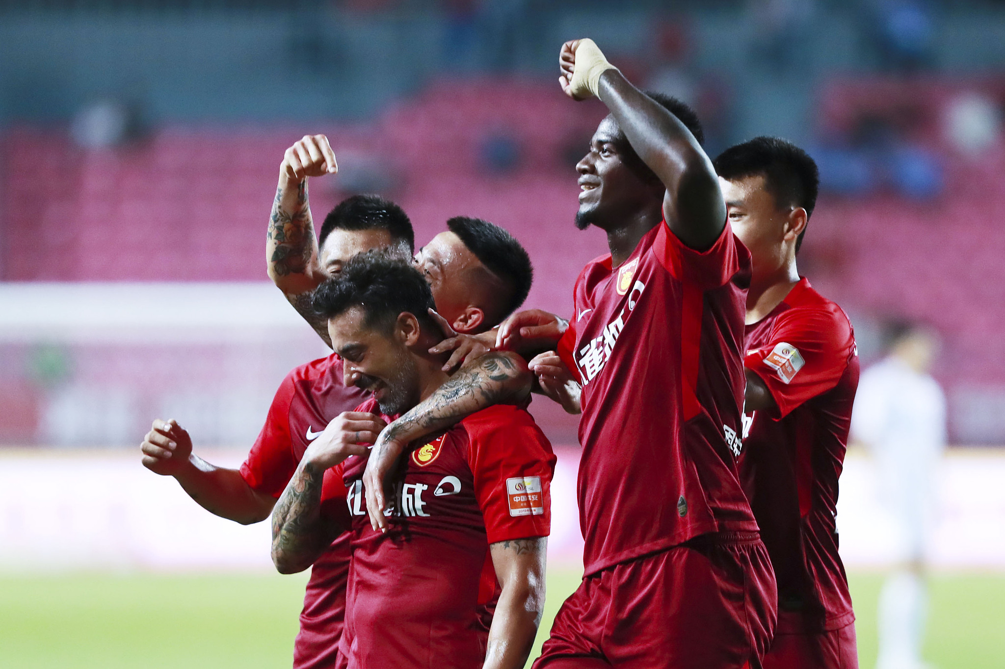 德甲战报：卡尔破门，凯恩点射救主，拜仁慕尼黑2-2美因茨（德甲快讯：凯恩点球扳平、卡尔建功，拜仁2-2战平美因茨）