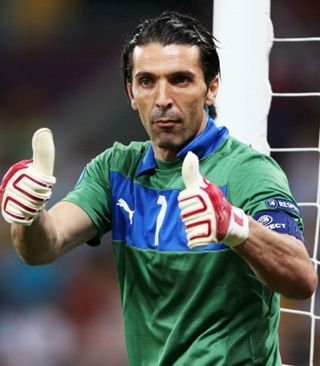 环足奖最佳中东球员候选：C罗领衔，本泽马、坎特在列（环球足球奖中东最佳球员候选出炉：C罗领衔，本泽马、坎特入选）