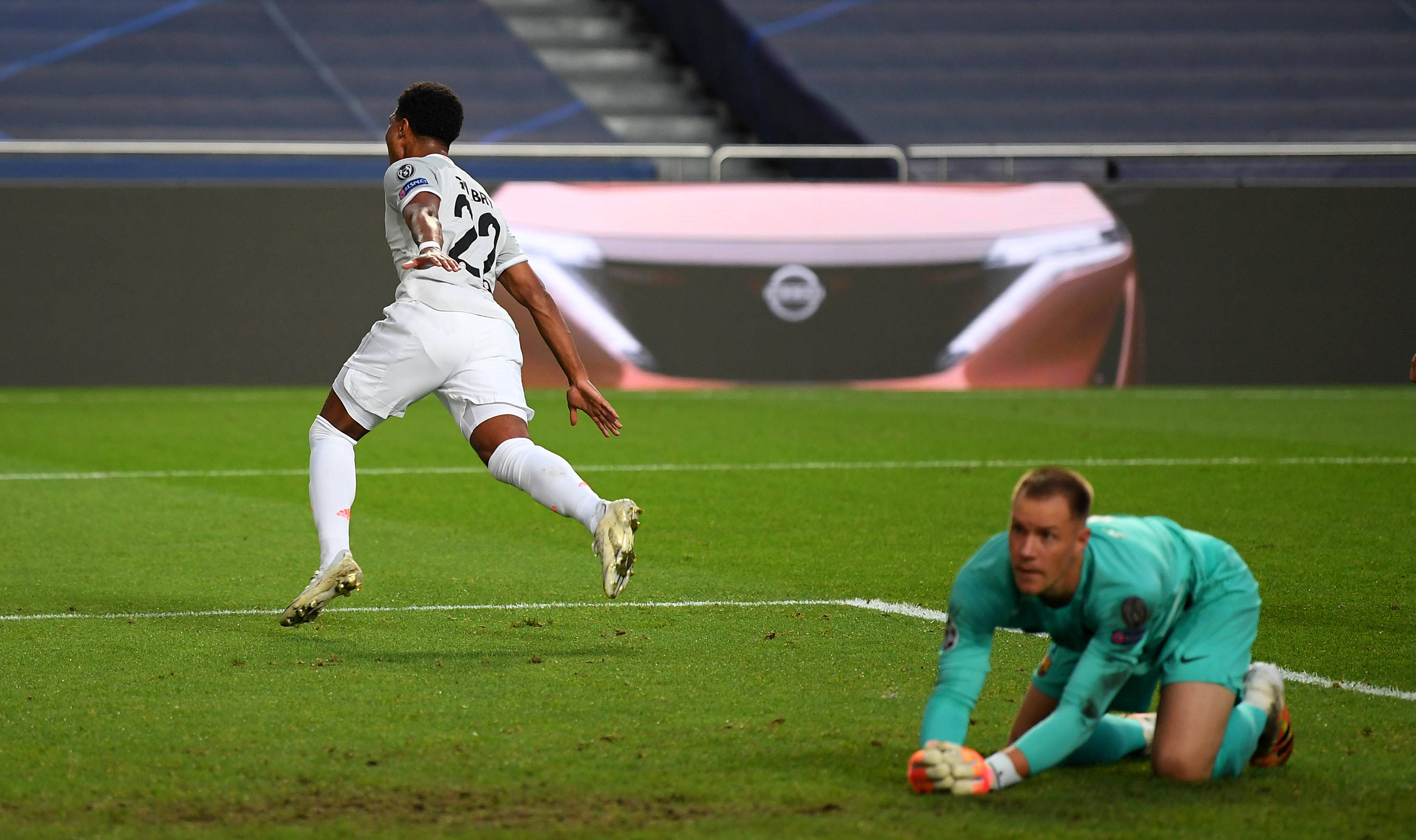 德甲霸主制造惨案，13轮12胜，凯恩踢疯了：替补轰入3球