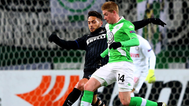 甘超对阿奇姆彭做闭嘴手势，钟义浩扳平比分后做同样手势回击